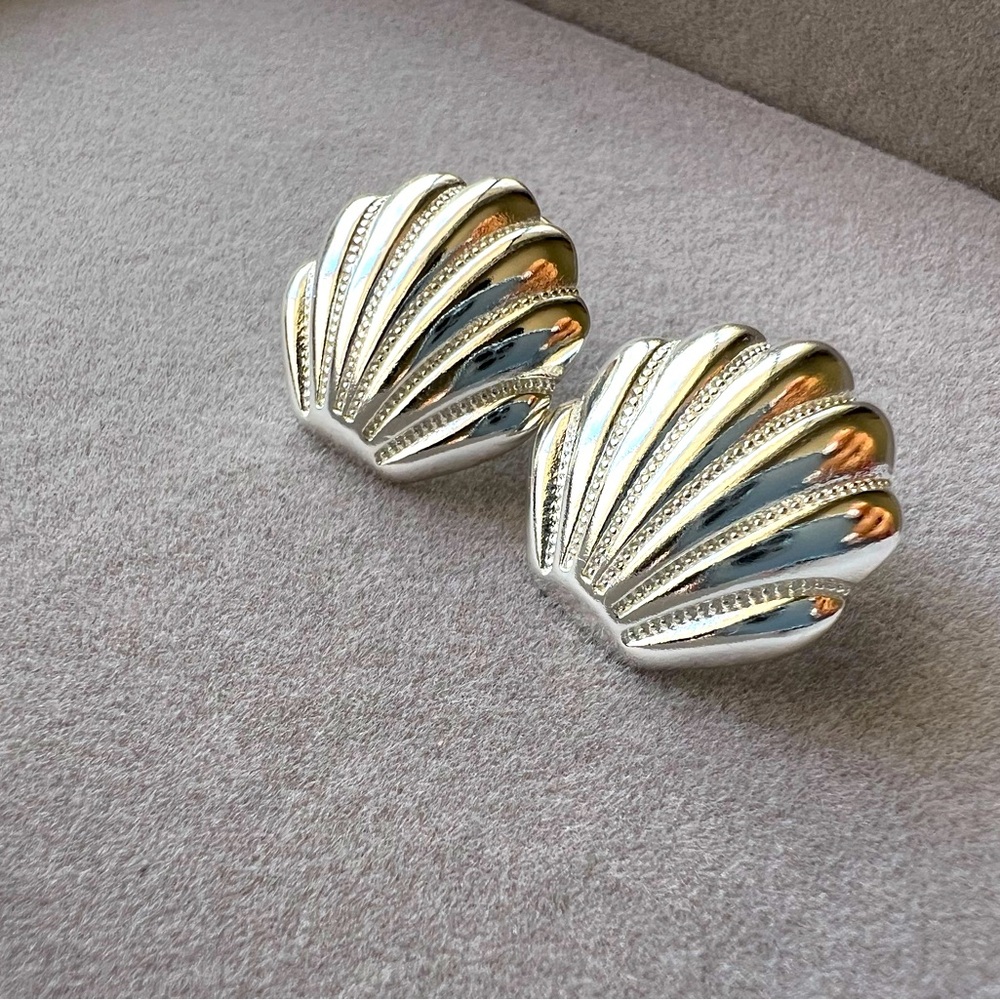 Silver Shell Earrings
Stainless steel